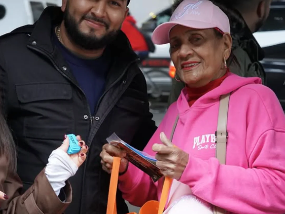 Gabriel Law team member handing a bag to a resident at the La Mega turkey drive